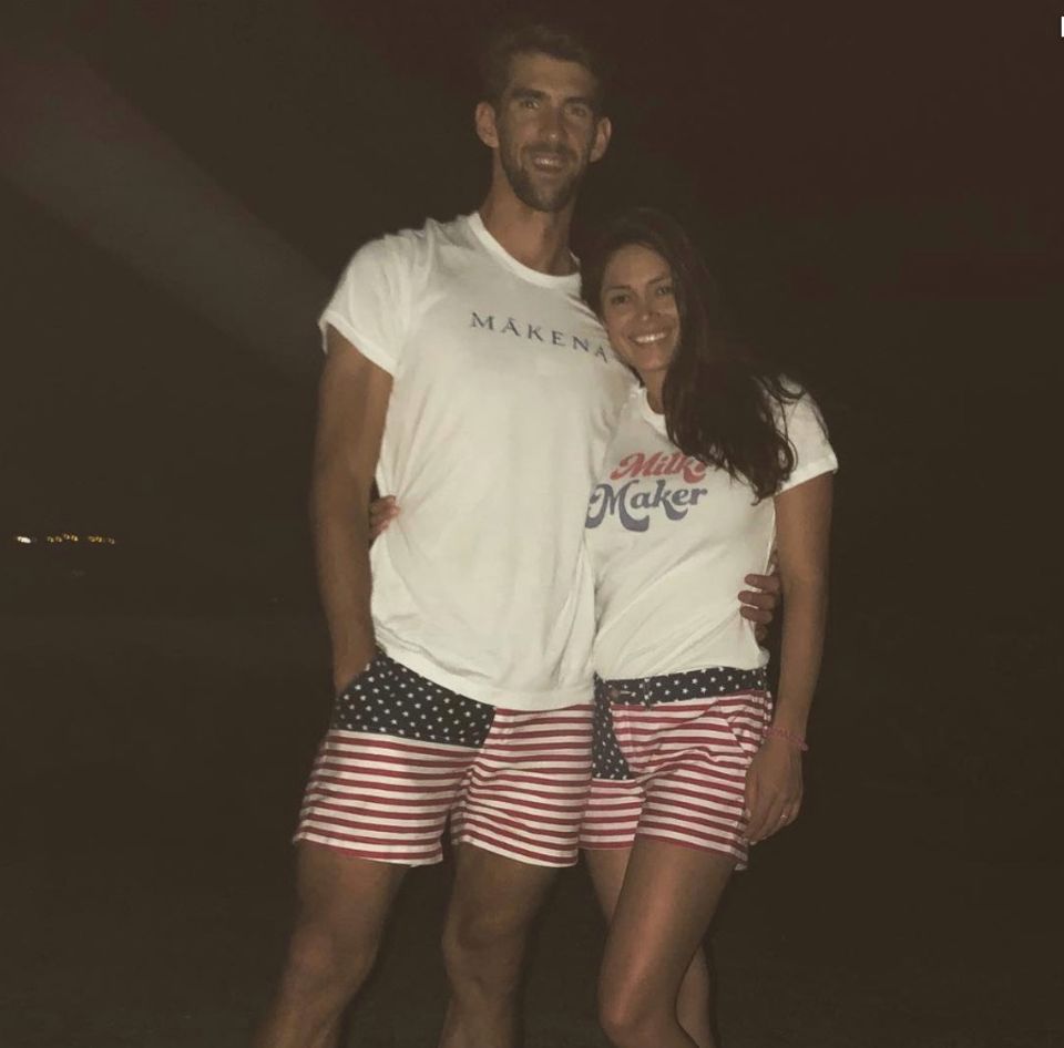 In coolen Badeshorts im US-Flaggen-Muster grüßen Michael Phelps und Ehefrau Nicole Johnson zum Unabhängigkeitstag.