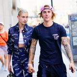 Auf den ersten Blick wirkt der dunkelblaue Date-Look von Hailey Baldwin und Justin Bieber zumindest farblich gut abgestimmt. Bei genauerem Hinsehen ist die Kombi aus seinem Schlabber-Style mit Hotel-Puschen und ihrem unübersehbar von Versace stammenden Jeans-Anzug ein doch eher skurriles Pärchen-Outfit.