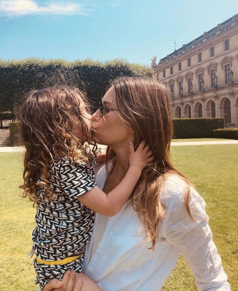 6. Juli 2018  Ein Küsschen für Mama - Diesen süßen Moment zwischen Silas und Jessica Biel hält Justin Timberlake mit der Kamera für Instagram fest.    