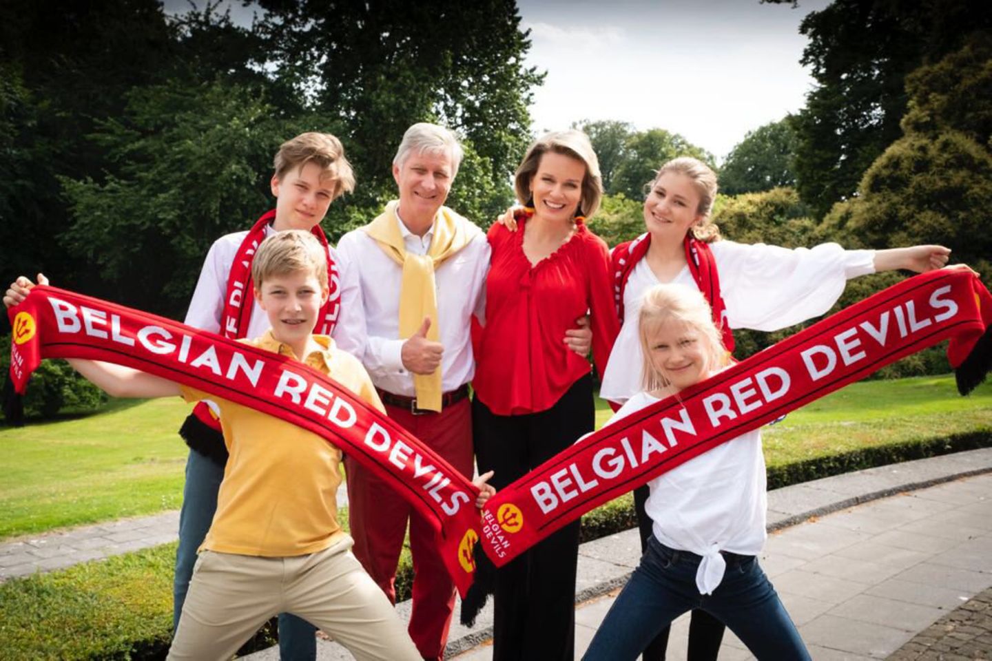 6. Juli 2018  Die belgische Königsfamilie ist wieder im Fußballfieber (Archivfoto) und feuert ihre Nationalmannschaft beim WM-Viertelfinalspiel gegen Brasilien an. Das Daumendrücken hat geholfen, denn Belgien zieht mit 2:1 ins WM-Halbfinale ein. 