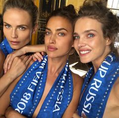 Mit dieser schönen Unterstützung sollte beim Spiel Russland gegen Kroatien für die Russen nichts mehr schiefgehen. Das hoffen zumindest Natasha Poly, Irina Shayk und Natalia Vodianova, die sich auf Instagram nur mit russischen Fanschals bedeckt zeigen, um ihr Team anzufeuern. 