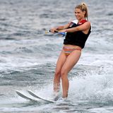 6. Juli 2018  Beim Ausflug mit Tochter Aurora hat Michelle Hunziker bei der rasanten Wasserski-Fahrt jede Menge Spaß und macht auf den Brettern eine sehr gute Figur. 