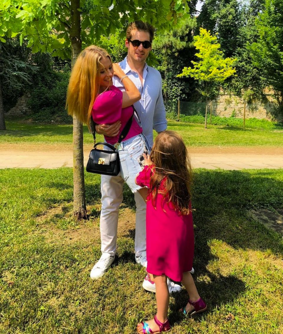 17. Juni 2018 Eigentlich wollen sich Michelle Hunziker und Tomaso Trussardi küssen, doch Tochter Sole hält das Paar davon ab. Aber bei dieser zauberhaften Unterbrechung kann natürlich keiner böse sein. 17. Juni 2018 Eigentlich wollen sich Michelle Hunziker und Tomaso Trussardi küssen, doch Tochter Sole hält das Paar davon ab. Aber bei dieser zauberhaften Unterbrechung kann natürlich keiner böse sein.