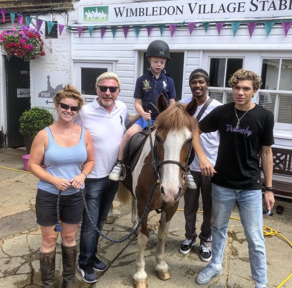 8. Juli 2018 Familienspaß am Sonntag: Boris Becker ist mit seinen Söhnen Amadeus und Elias in Wimbledon unterwegs. Der kleine Amadeus darf auf einem Pony reiten und ist dabei hoch konzentriert. 8. Juli 2018 Familienspaß am Sonntag: Boris Becker ist mit seinen Söhnen Amadeus und Elias in Wimbledon unterwegs. Der kleine Amadeus darf auf einem Pony reiten und ist dabei hoch konzentriert.