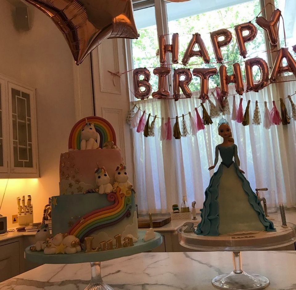 9. Juli 2018 Happy Birthday Lula! Die Tochter von Liv Tyler feiert ihren zweiten Geburtstag und Mama Liv hat was die Torten anbelangt mächtig aufgefahren. Für das Geburtstagskind hat Mama Liv eine bunte Einhorntorte und ein süßes Backwerk in Form einer Prinzessin fertigen lassen. 9. Juli 2018 Happy Birthday Lula! Die Tochter von Liv Tyler feiert ihren zweiten Geburtstag und Mama Liv hat was die Torten anbelangt mächtig aufgefahren. Für das Geburtstagskind hat Mama Liv eine bunte Einhorntorte und ein süßes Backwerk in Form einer Prinzessin fertigen lassen.