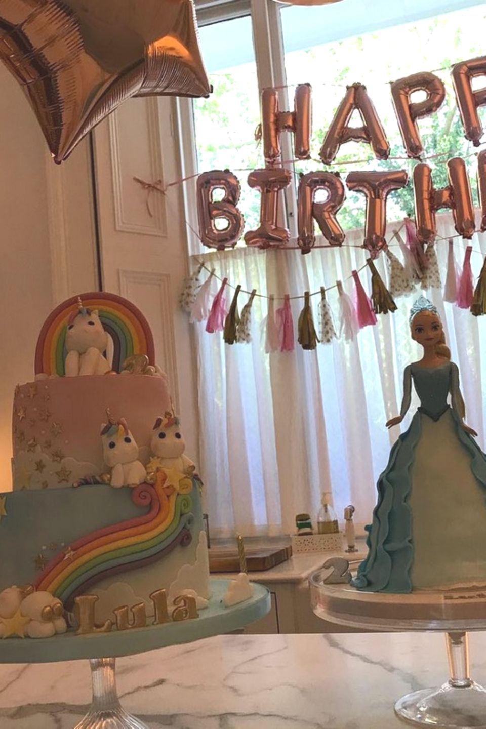 9. Juli 2018 Happy Birthday Lula! Die Tochter von Liv Tyler feiert ihren zweiten Geburtstag und Mama Liv hat was die Torten anbelangt mächtig aufgefahren. Für das Geburtstagskind hat Mama Liv eine bunte Einhorntorte und ein süßes Backwerk in Form einer Prinzessin fertigen lassen. 9. Juli 2018 Happy Birthday Lula! Die Tochter von Liv Tyler feiert ihren zweiten Geburtstag und Mama Liv hat was die Torten anbelangt mächtig aufgefahren. Für das Geburtstagskind hat Mama Liv eine bunte Einhorntorte und ein süßes Backwerk in Form einer Prinzessin fertigen lassen.