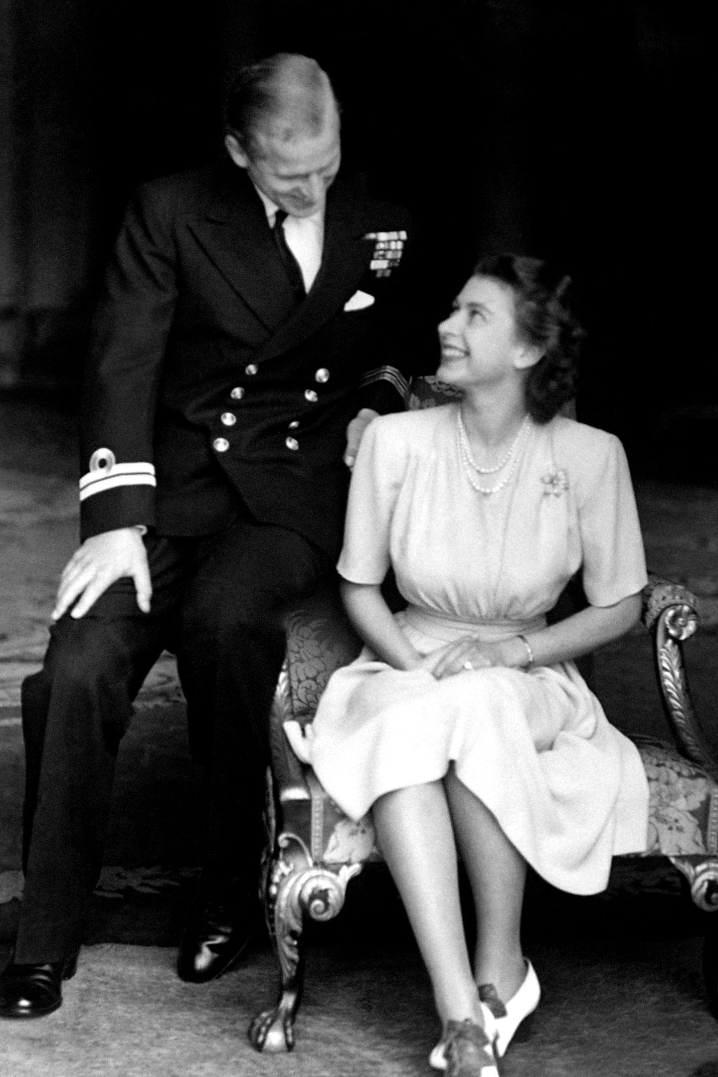 09. Juli 2018   Wie die Zeit vergeht: Am 9. Juli 1947 beschließen Queen Elizabeth II und Philip Mountbatten offiziell zu heiraten. Einen Tag darauf, am 10. Juli 1947 werden die Verlobungsfotos veröffentlicht. 