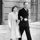 10. Juli 2018   Einen Tag nach ihrer Verlobung (10. Juli 1947) strahlen Queen Elizabeth II und Philip Mountbatten in der Öffentlichkeit.