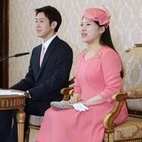 2. Juli 2018  Prinzessin Ayako zeigt sich bei der Pressekonferenz zu ihrer Verlobung mit dem Bürgerlichen Kei Moriya sehr fröhlich in kräftigem Rosa mit passenden Pillowbox-Hütchen. Für ihre große Liebe verzichtet die Prinzessin auf ihren Titel.