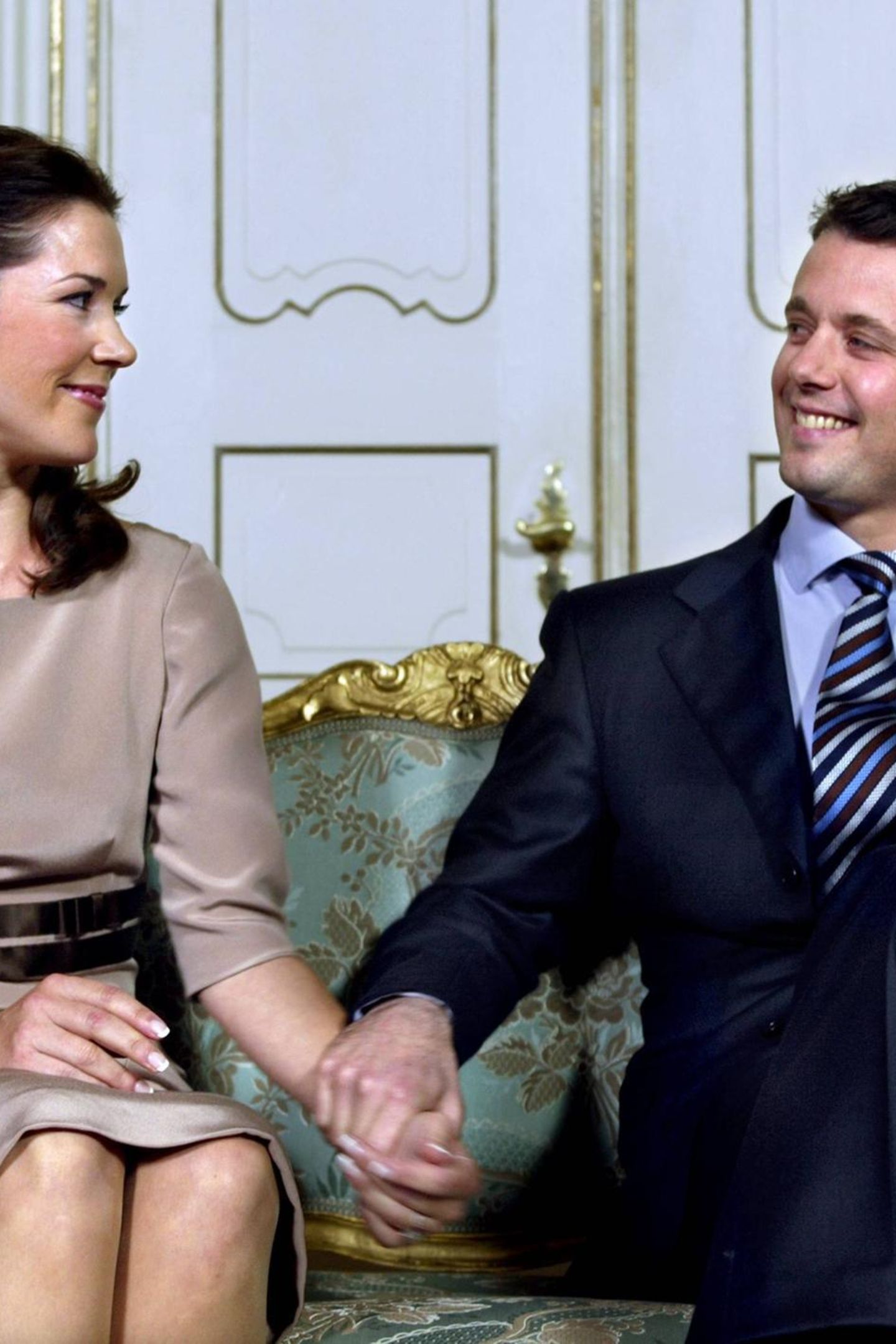 8. Oktober 2003  Nicht nur Mary Donaldson hat bei der Pressekonferenz anlässlich ihrer Verlobung mit Kronprinz Frederik ganz rote Wangen. Ihr hellbraunes Seidenkleid gerät da fast zur Nebensache.