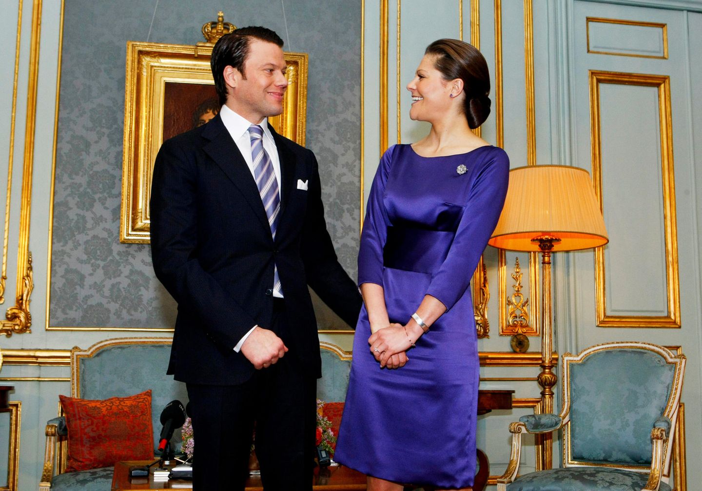 24. Februar 2009  Auch Prinzessin Victoria von Schweden und dem jetzigen Prinz Daniel ist bei der Bekanntgabe ihrer Verlobung im Königlichen Palast ihr Glück anzusehen. Victorias lilafarbenes Satin-Kleid unterstreicht ihr Strahlen nur noch mehr.