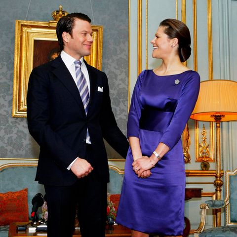 24. Februar 2009  Auch Prinzessin Victoria von Schweden und dem jetzigen Prinz Daniel ist bei der Bekanntgabe ihrer Verlobung im Königlichen Palast in Stockholm ihr Glück anzusehen. Victorias lilafarbenes Satin-Kleid unterstreicht ihr Strahlen nur noch mehr.