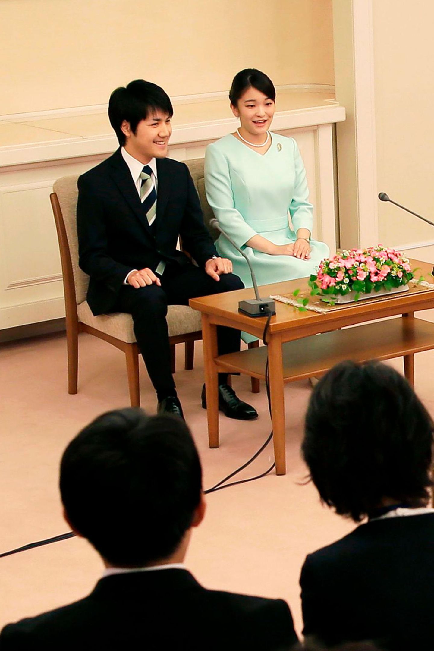 3. September 2017  Wie jetzt ihre Cousine Ayako hat sich auch die japanische Prinzessin Mako mit einem Bürgerlichen, Kei Komuro verlobt und ihren Titel und die kaiserlichen Privilegien aufgegeben, und das tat sie im eleganten pastellgrünen Kleid.