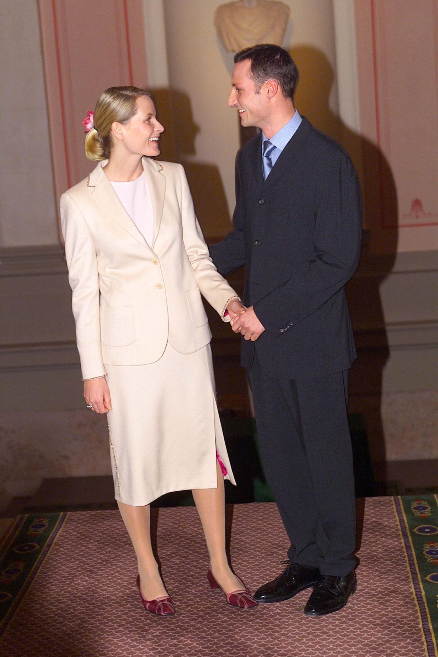 21. Januar 2000  Ganz zurückhaltend zeigt sich Mette-Marit bei ihrer Verlobung mit dem norwegischen Kronprinzen Haakon im beigefarbenen Kostüm. Ein schönes Detail ist aber die Rose, die in ihrem eleganten Chignon steckt.