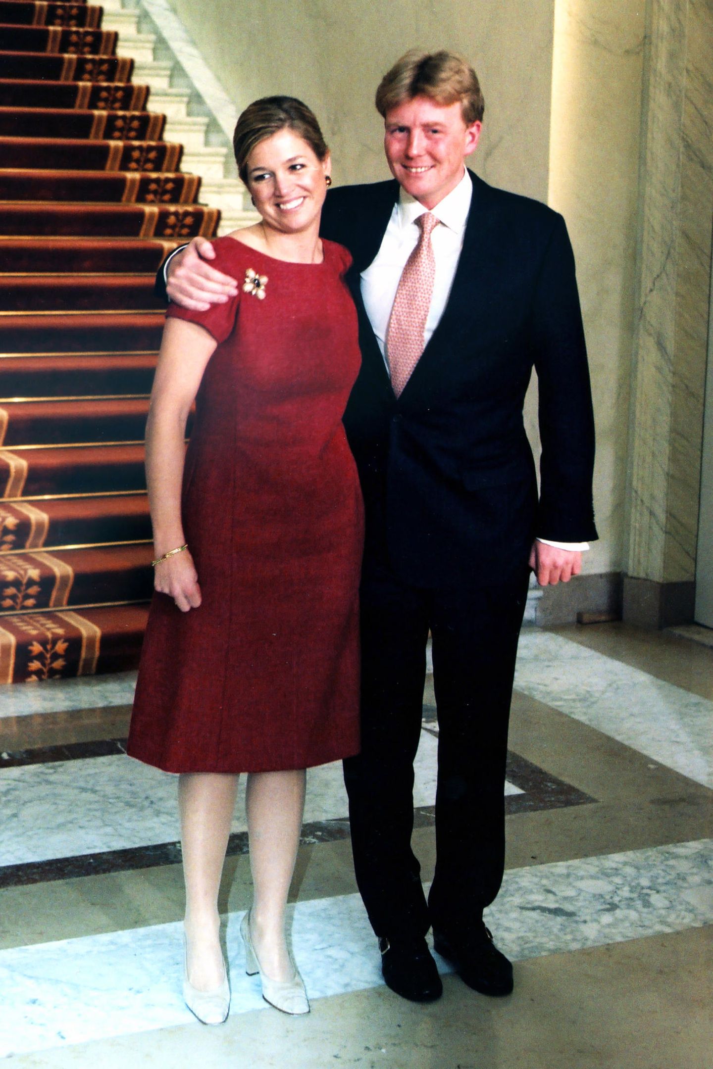 30. März 2011  Máxima Zorreguieta Cerruti, die spätere Prinzessin und jetzige Königin der Niederlande strahlte bei der Bekanntgabe ihrer Verlobung mit Prinz Willem-Alexander so sehr, dass das schlicht-elegante Etuikleid fast untergeht.