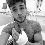 Auch den Schweizer Luca Hänni hat es erwischt: Traurig hält der auf dem Krankenbett sitzende Sänger seine linke Hand ins Bild und postet dazu: "Daumen kaputt".