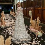In einem toll dekorierten Pferdestall posiert die Schauspielerin für die Fotografen. Neben dem besonderen Kleid wurden auch für die Location besondere Artisten und Details aus aller Welt geliefert. 