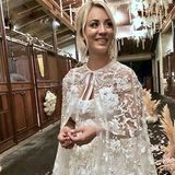 Für das maßgeschneiderte Kleid von Designerin Reem Acra wurden über 45 Meter Seide benutzt und mit handgemachten floralen Applikationen und Tüll verziert. Ganze 10 Näherinnen arbeiteten über 400 Stunden an dem Kleid, wie die Designerin jetzt im Interview mit "E!News" verrät. 