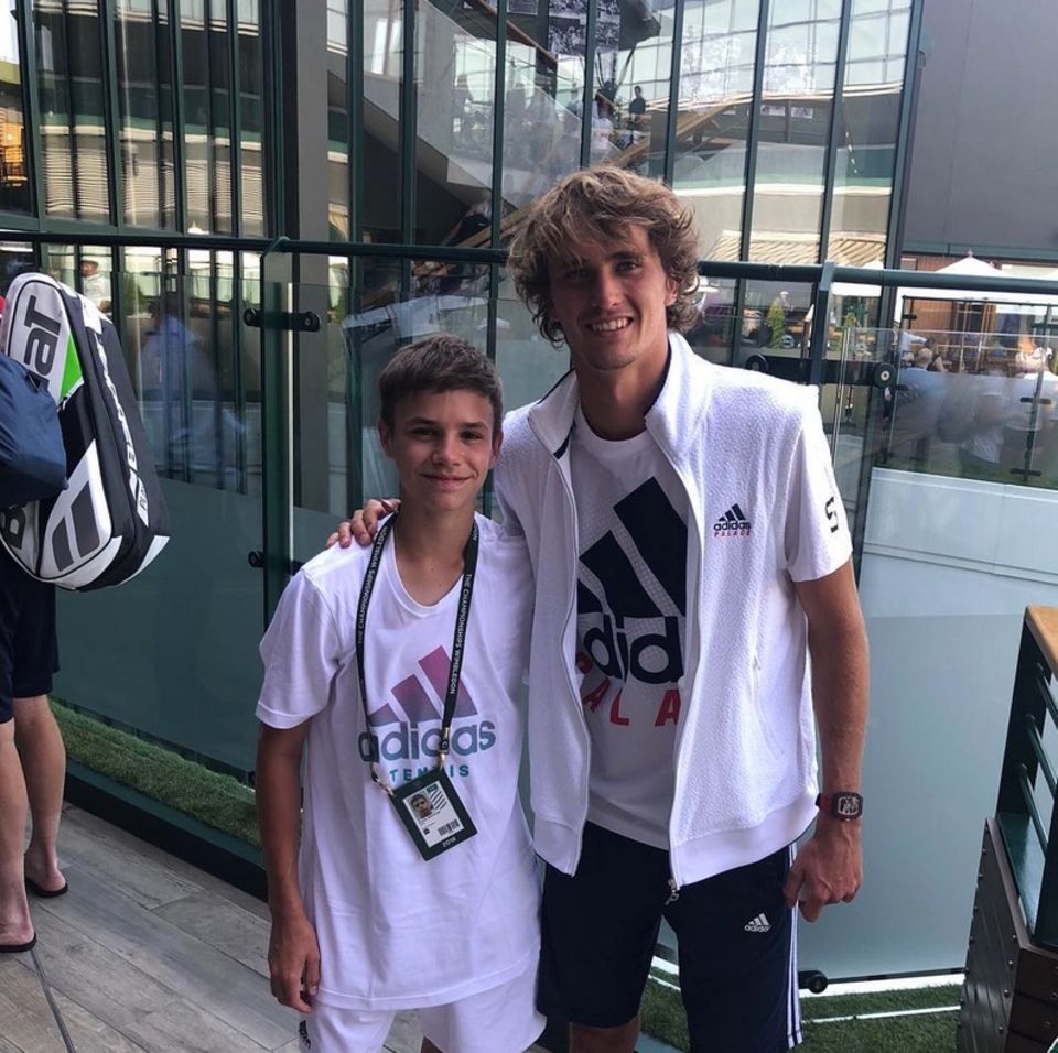 6. Juli 2018  Romeo Beckham trifft beim Tennis-Turnier von Wimbledon den deutschen Spieler Alexander Zverev. Stolz posiert der Beckham-Sproß mit seinem sportlichen Idol. 