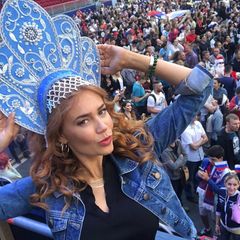 Palina Rojinski feuert Russland an. Die schöne Rothaarige posiert mit einer blauen, traditionell russischen Kokoshnik für ihre Instagram Fans.