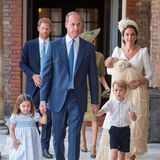Die Royals kommen zur Taufe: Herzogin Catherine trägt Täufling Prinz Louis, vorneweg geht Prinz William mit Prinzessin Charlotte und Prinz George an der Hand. Im Hintergrund sieht man Prinz Harry und Herzogin Meghan