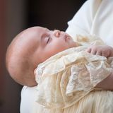 So freidlich schläft Prinz Louis in den Armen seiner Mutter Herzogin Catherine. 