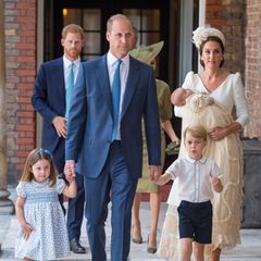 Die royale Familie verlässt nach der Taufzeremonie die Kirche. Vorneweg, an den Händen von Prinz William, Prinzessin Charlotte und Prinz George. 
