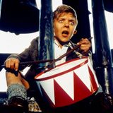 1979 wird der damals 13-jährige David Bennent durch die Verfilmung des Romans "Die Blechtrommel" bekannt. Auch heute noch gehört die Rolle des "Oskar Matzerat" zu Davids bekanntesten Auftritten in Film und Fernsehen. 