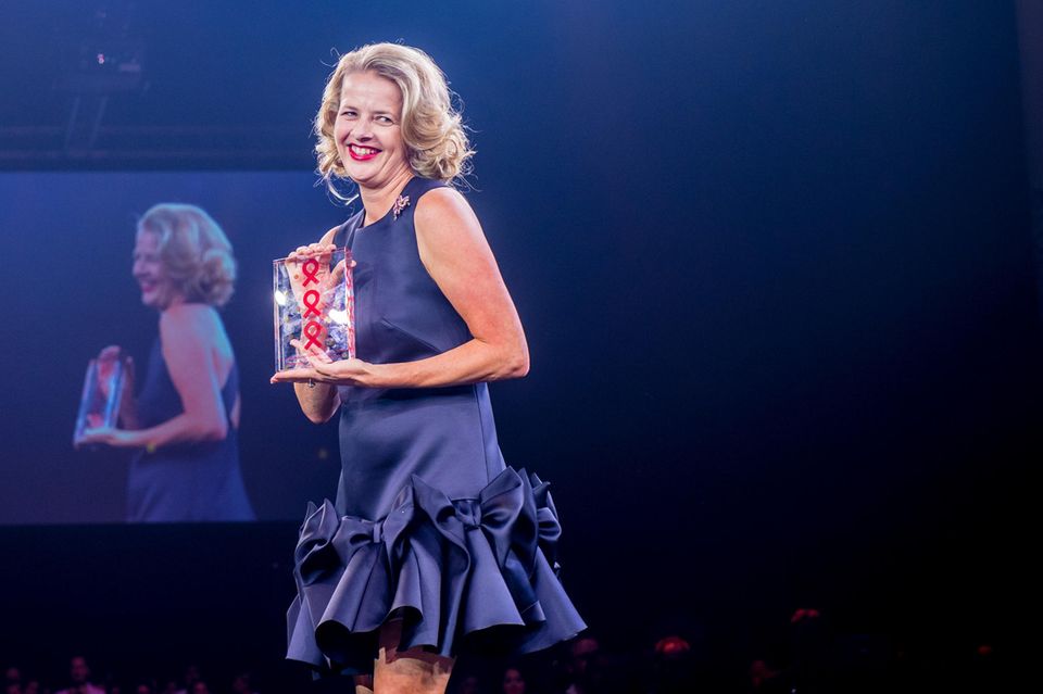 Mit neuem Style kam Prinzessin Mabel zum Anti-Aids-Charity- Event in Amsterdam. Das Schleifen- Kleid stammt vom niederländischen Designer-Duo Viktor & Rolf