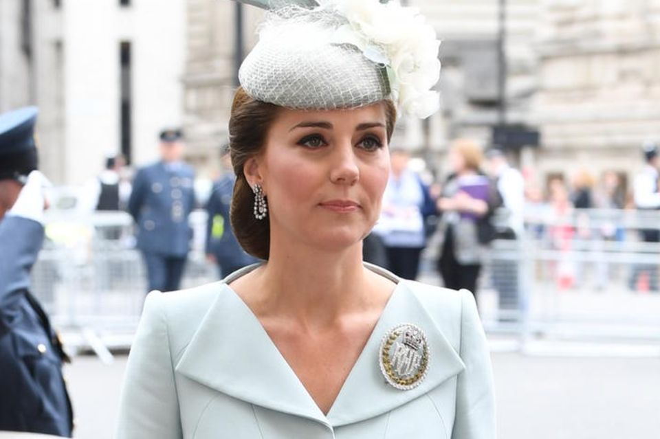 Herzogin Meghan: Herzogin Catherine trägt eine ovale Brosche, die die Buchstaben RAF für Royal Air Force zeigt Herzogin Catherine trägt eine ovale Brosche, die die Buchstaben RAF für Royal Air Force zeigt