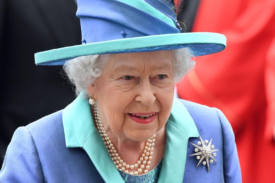 Die RAF-Brosche der Queen ist sternförmig und mit Steinen besetzt