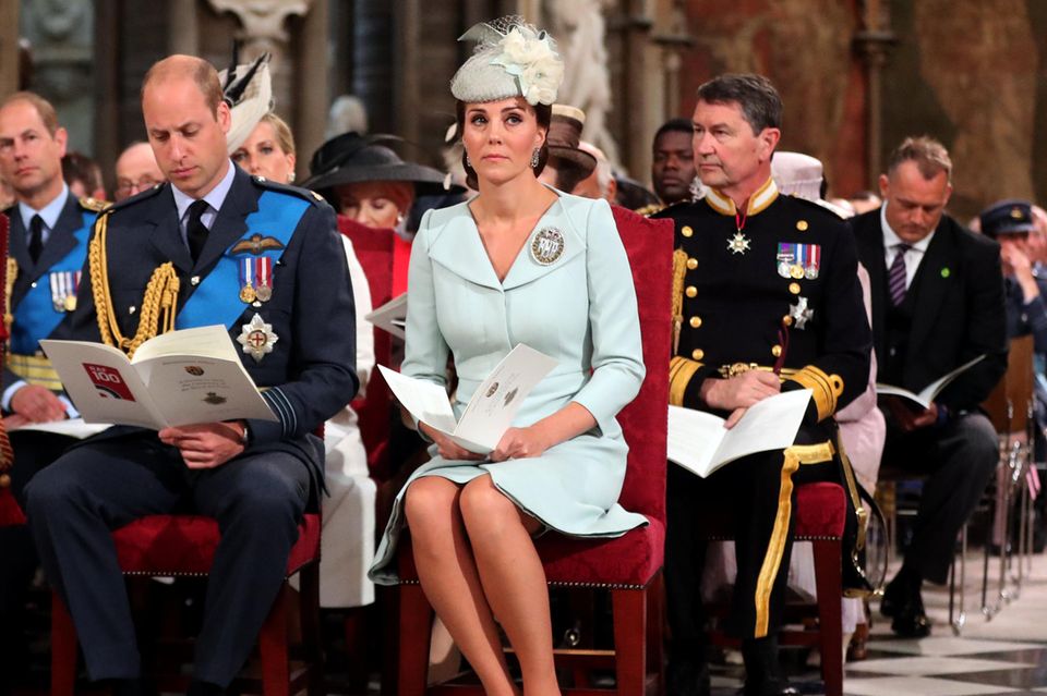 Catherine & Meghan: Auch in der Kirche legt Herzogin Catherine ihre Clutch auf den Boden neben den Stuhl. Die Beine hat sie ladylike zur Seite geschwungen und nicht - wie Herzogin Meghan in der Reihe hinter ihr - überschlagen. Auch in der Kirche legt Herzogin Catherine ihre Clutch auf den Boden neben den Stuhl. Die Beine hat sie ladylike zur Seite geschwungen und nicht - wie Herzogin Meghan in der Reihe hinter ihr - überschlagen.