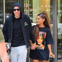 Pete Davidson und Ariana Grande  Das junge Pärchen ist gerade mal drei Wochen zusammen, als sie sich angeblich im Juni 2018 verloben. Obwohl das Duo sehr auf die Details ihrer Verlobung bedacht ist, bestätigte Davidson die Gerüchte bei einem Auftritt in der Tonight Show in Juni.