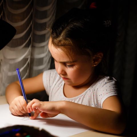 Ein Mädchen macht Hausaufgaben (Symbolbild)