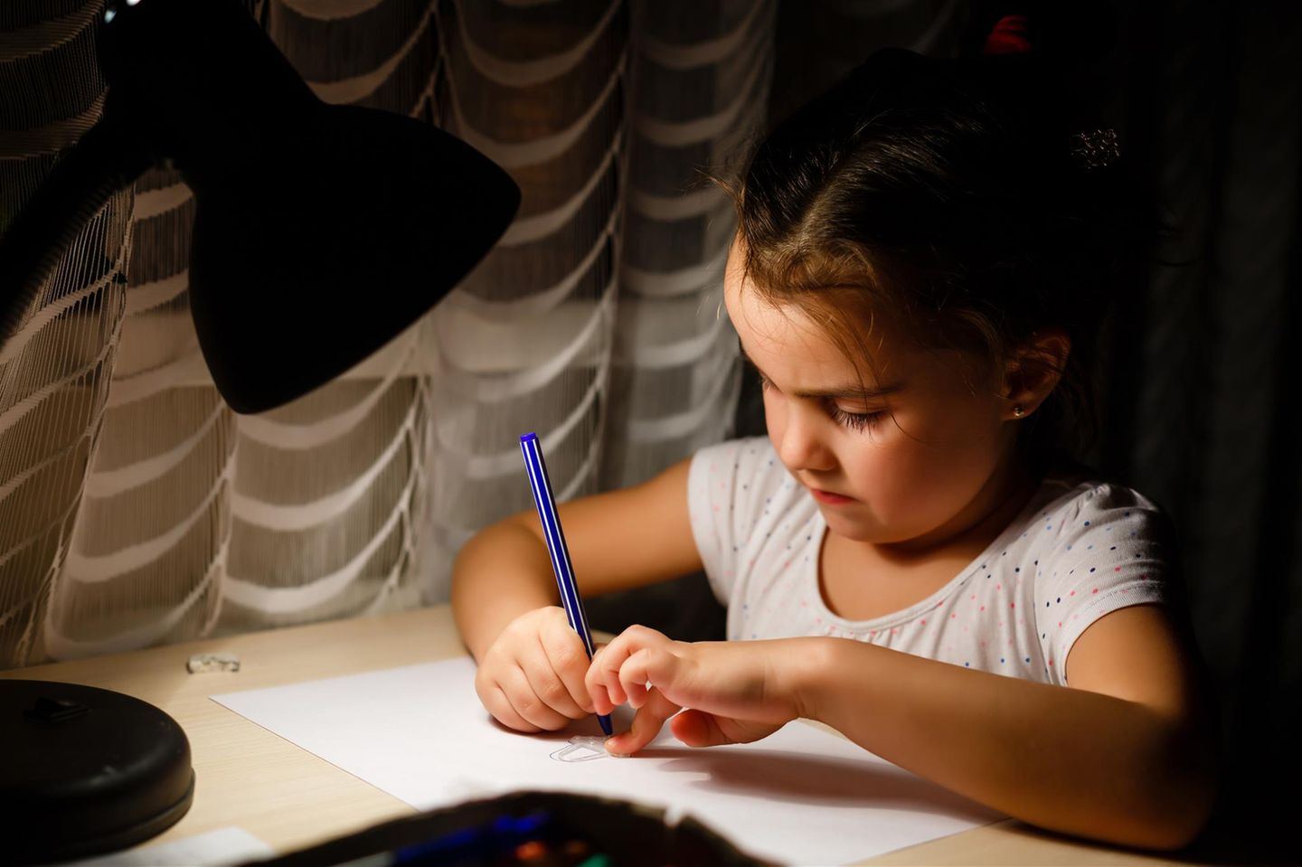 Ein Mädchen macht Hausaufgaben (Symbolbild)
