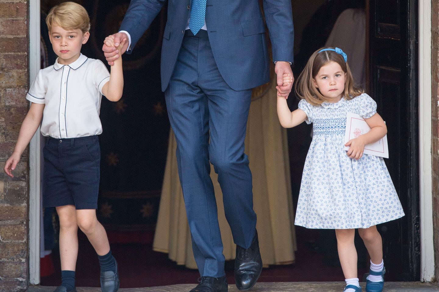 Prinz George mit seiner Schwester Prinzessin Charlotte bei der Taufe ihres Bruder Prinz Louis