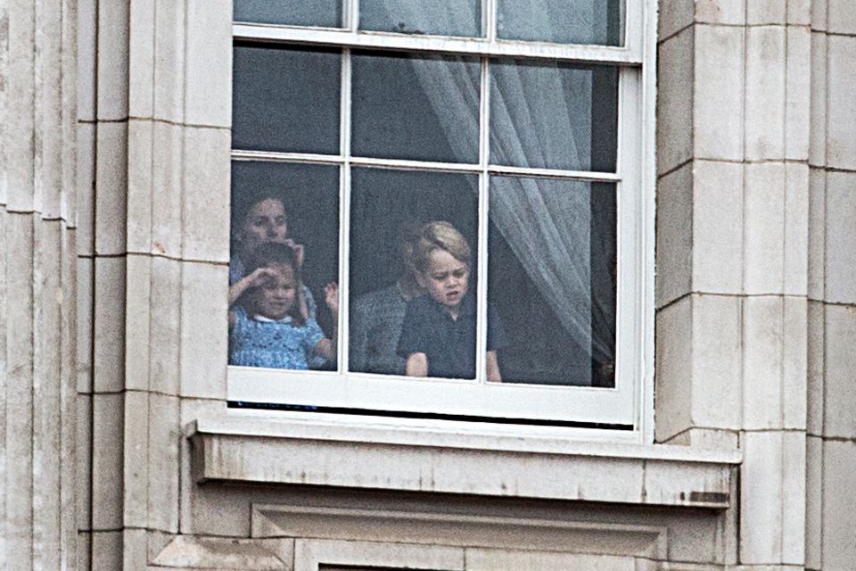 Prinzessin Charlotte und Prinz George schauen, was außerhalb des Palastes vor sich geht