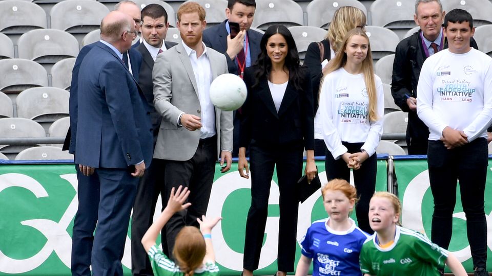 Queen Elizabeth : 11. Juli 2018 Gemeinsam schaut das royale Ehepaar den Kindern beim Sport zu. 11. Juli 2018 Gemeinsam schaut das royale Ehepaar den Kindern beim Sport zu.