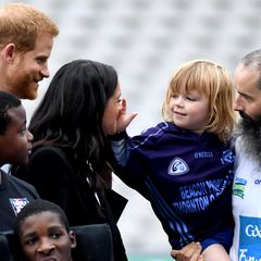 11. Juli 2018   Ein royal zum Anfassen: Das süße Kind tatscht Meghan Markle ganz ungeniert mitten ins Gesicht. Die Herzogin reagiert darauf ...