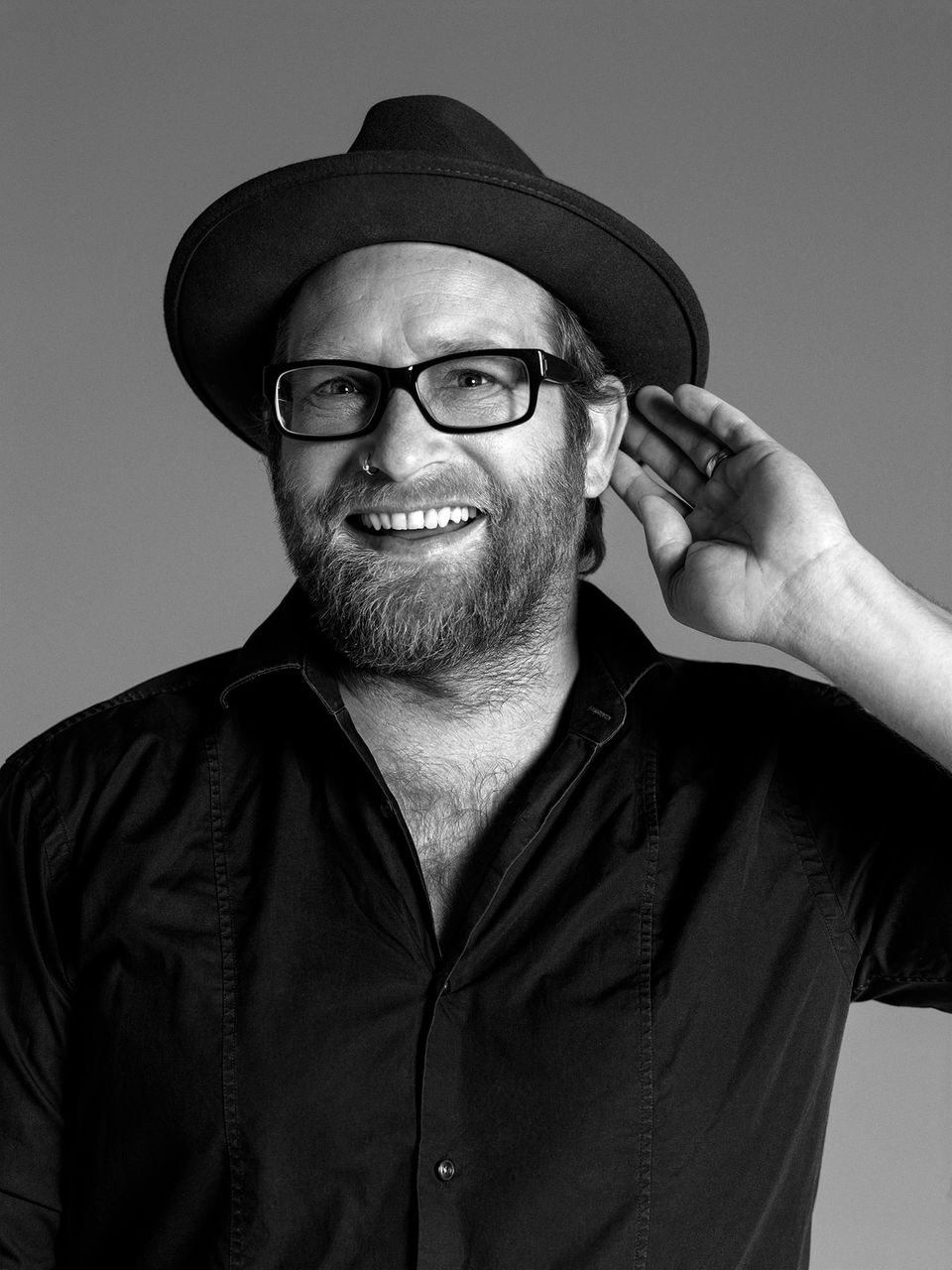 12. Juli 2018 Gregor Meyle wird Botschafter für die "Hear the World Foundation". Der Musiker unterstützt die Stiftung in ihrer Vision – eine Welt zu schaffen, in der jeder Mensch die Chance auf gutes Hören hat. Das starke Schwarz-Weiß-Botschafterporträt wurde von Star-Fotograf Bryan Adams aufgenommen. 12. Juli 2018 Gregor Meyle wird Botschafter für die "Hear the World Foundation". Der Musiker unterstützt die Stiftung in ihrer Vision – eine Welt zu schaffen, in der jeder Mensch die Chance auf gutes Hören hat. Das starke Schwarz-Weiß-Botschafterporträt wurde von Star-Fotograf Bryan Adams aufgenommen.