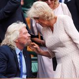 Oh, der ist aber weich. Herzogin Camilla tätschelt bei dem Wimbledon Tennis-Turnier den Bart des britischen Unternehmers Richard Branson. Dieser scheint sich dies sichtlich gefallen zu lassen.  