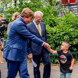 11. Juli 2018  Bei seinem Besuch im Stadtteil Kolenkitbuurt in Amsterdam begrüßt König Willem -Alexander freudig einen kleinen Jungen.      