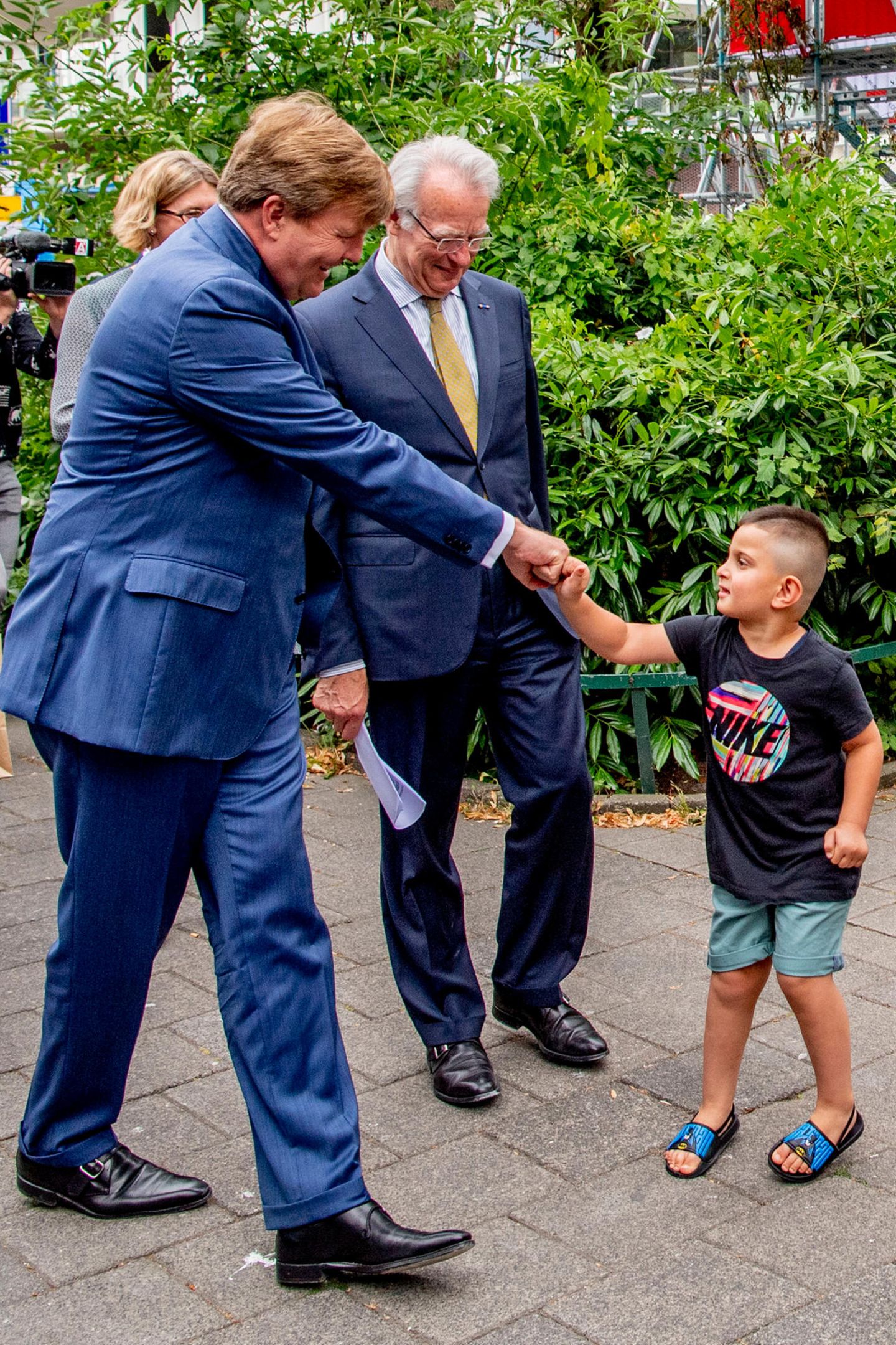 11. Juli 2018  Bei seinem Besuch im Stadtteil Kolenkitbuurt in Amsterdam begrüßt König Willem -Alexander freudig einen kleinen Jungen.      