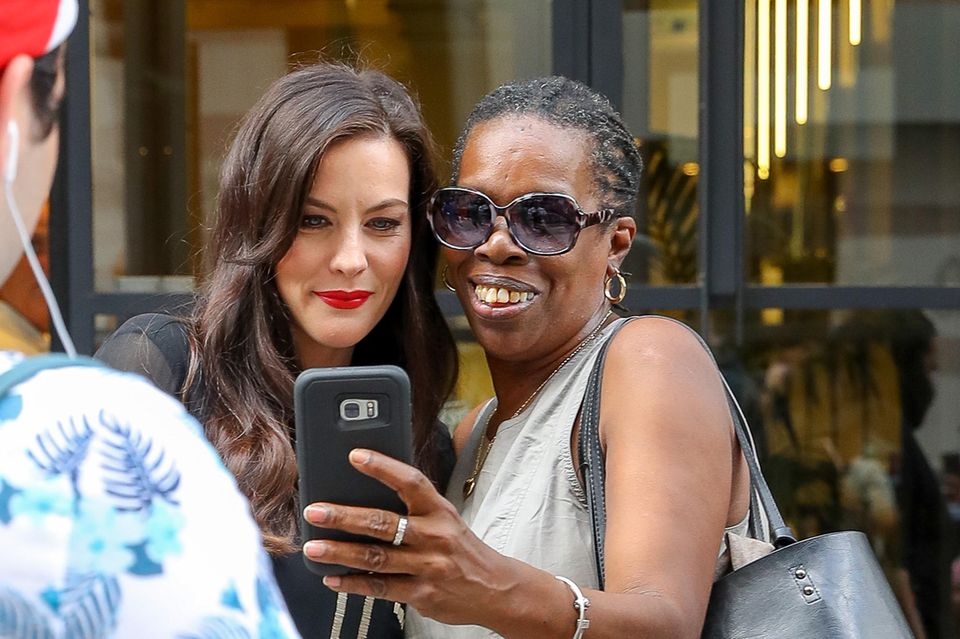 Schauspielerin Liv Tyler stellt sich geduldig für Erinnerungsfotos bereit ... Schauspielerin Liv Tyler stellt sich geduldig für Erinnerungsfotos bereit ...