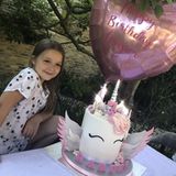Zu ihrem siebten Geburtstag bekommt die kleine Harper Beckham eine stylische Einhorn-Torte in Pastelltönen. 