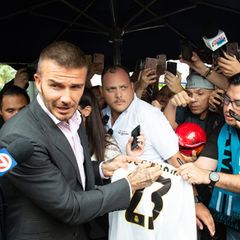 Während eines Public Viewings in Miami wird das WM-Spiel England gegen Kroatien ausgestrahlt. Das Halbfinale wird allerdings schnell zur Nebensache, als der ehemalige englische Nationalspieler David Beckham dort auftaucht um mitzuschauen.