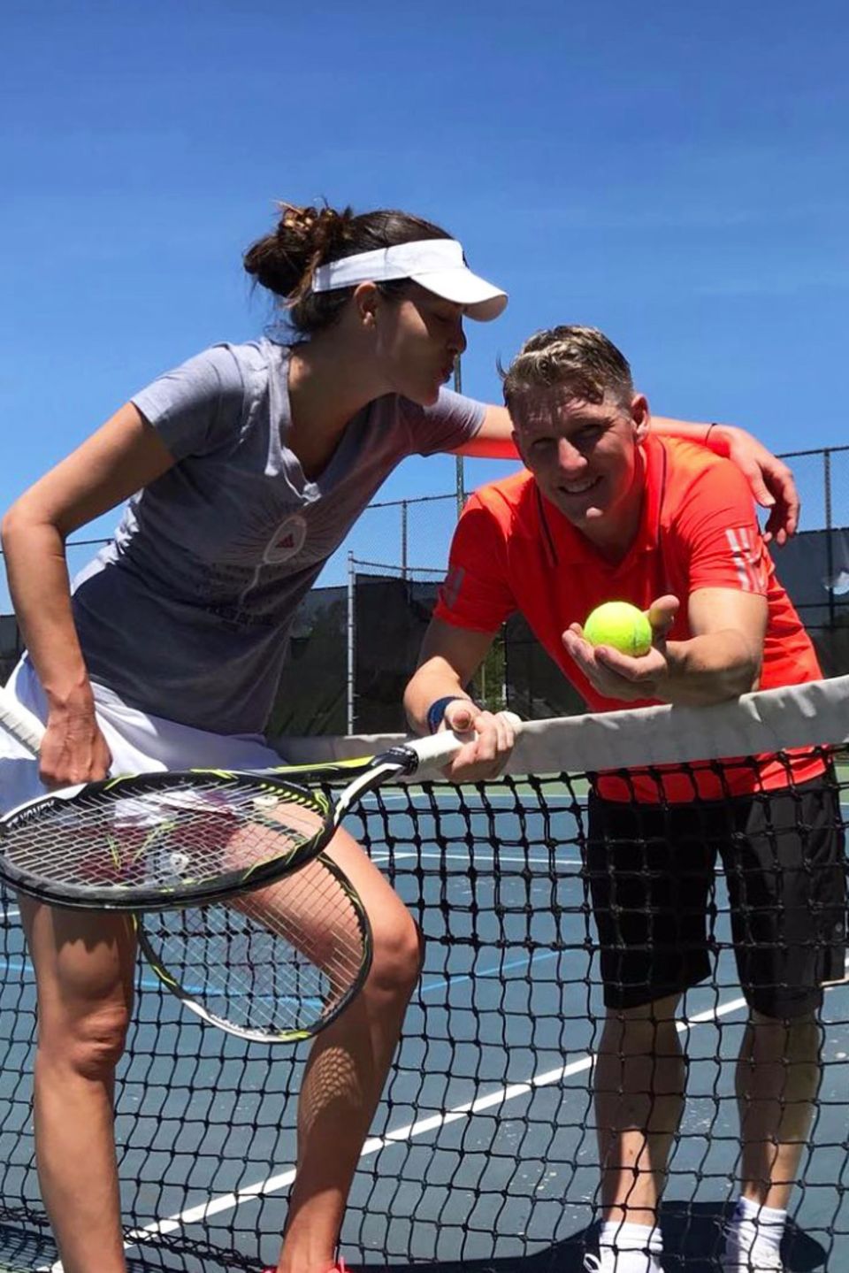 Auf dem Tennisplatz hat Bastian Schweinsteiger gegen seine schöne Frau Ana keine Chance. "I felt better before the match", witzelt der Fußballstar auf seinem Instagram-Account. 