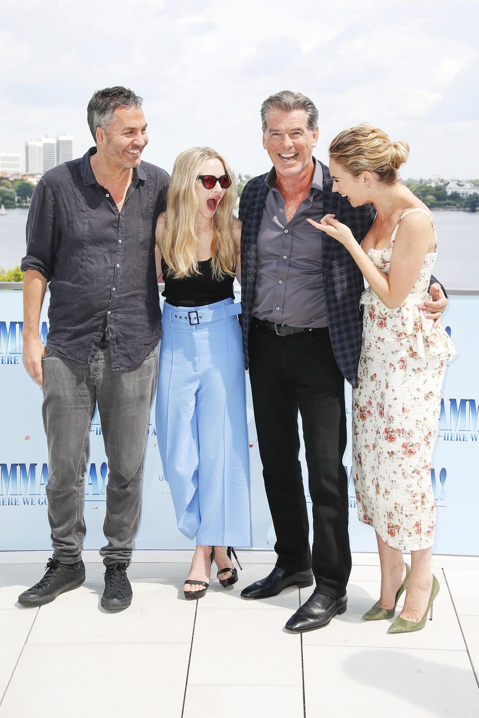 12. Juli 2018 "Mamma Mia", was für eine Stimmung: In Hamburg präsentieren Ol Parker, Amanda Seyfried, Pierce Brosnan und Lily James die Fortsetzung des erfolgreichen Musicalfilms. 