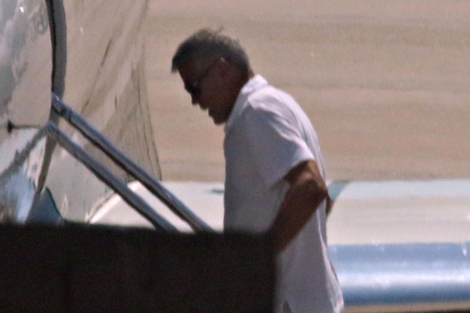 George Clooney: Auch beim Einsteigen in den Privatjet braucht er etwas Hilfe seiner Frau, die besorgt die Hand hinter seinem Rücken hält. Auch beim Einsteigen in den Privatjet braucht er etwas Hilfe seiner Frau, die besorgt die Hand hinter seinem Rücken hält.
