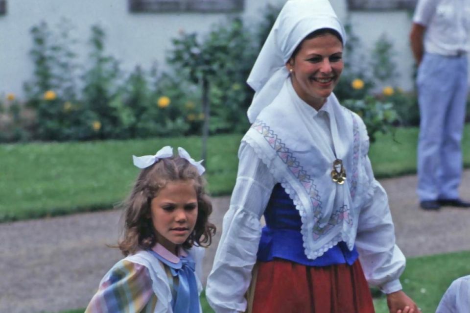 Prinzessin Victoria: Victoriatag 1985: Prinzessin Victoria feiert ihren 8. Geburtstag auf Öland. Victoriatag 1985: Prinzessin Victoria feiert ihren 8. Geburtstag auf Öland.